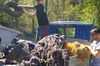 Les bénévoles ont ramassé nombre de détritus dans le site protégé du bois de Finges. LSH